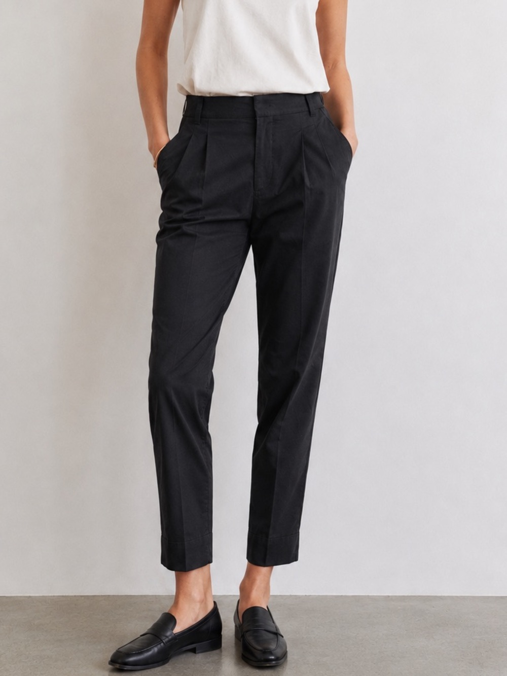 Vince Black Pleated Tapered Ankle Pants Size 4 Slim Tailored Trousers Minimalist